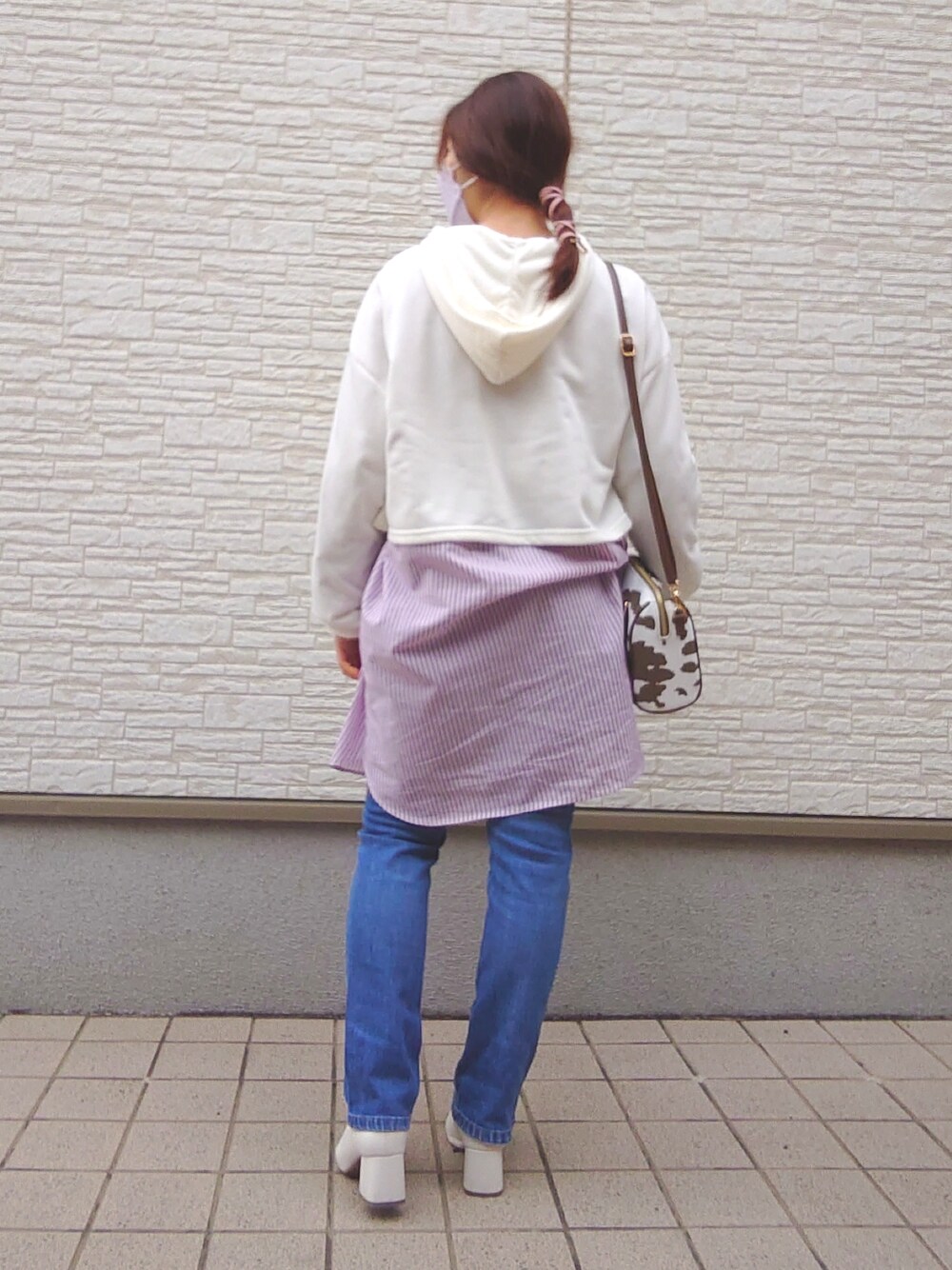 その他のボストンバッグ、パープル系のシャツ/ブラウス、ブルー系のデニムパンツを着用したレディースの春コーディネートの3枚目の写真