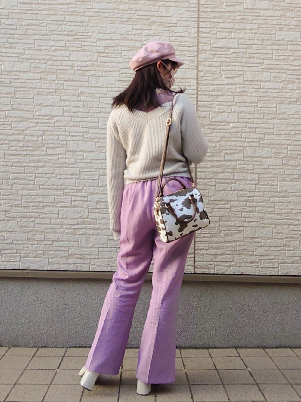 グレー系のニット/セーター、その他のボストンバッグ、ピンク系のパンツを着用したレディースの春コーディネートの2枚目の写真