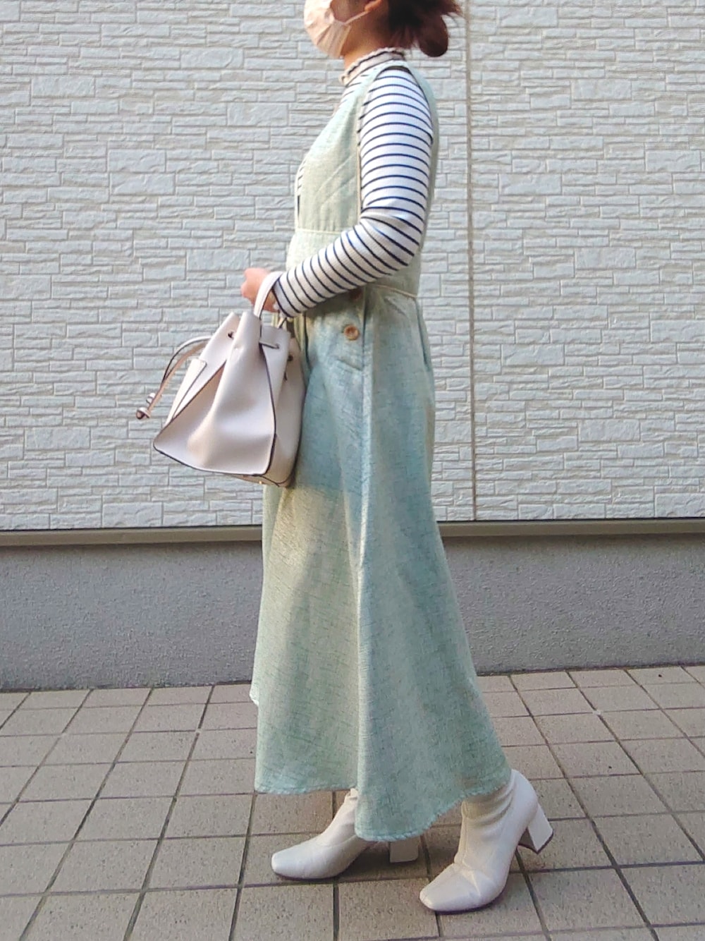 ホワイト系のバッグ、ブルー系のワンピース/ドレス、ブルー系のTシャツ/カットソーを着用したレディースの春コーディネートの2枚目の写真