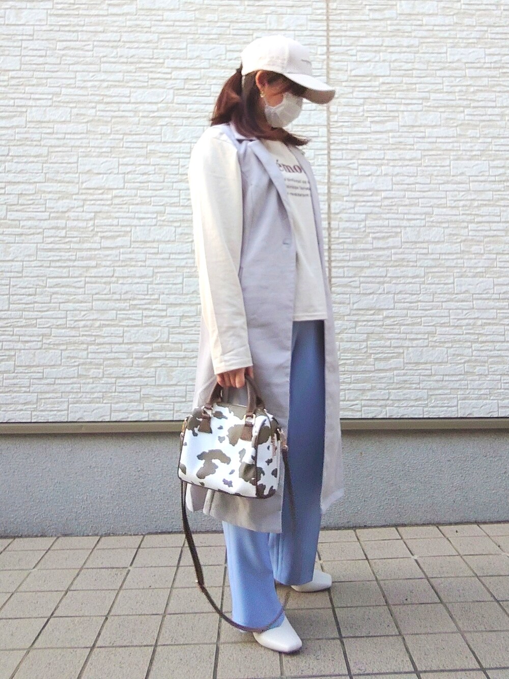 その他のボストンバッグ、グレー系のベスト、ブルー系のその他パンツを着用したレディースの冬コーディネートの2枚目の写真