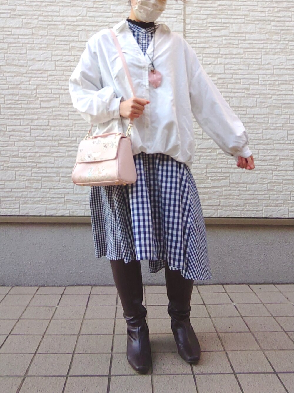 ブルー系のシャツ/ブラウス、ホワイト系のシャツ/ブラウス、ホワイト系のバッグを着用したレディースの冬コーディネートの4枚目の写真