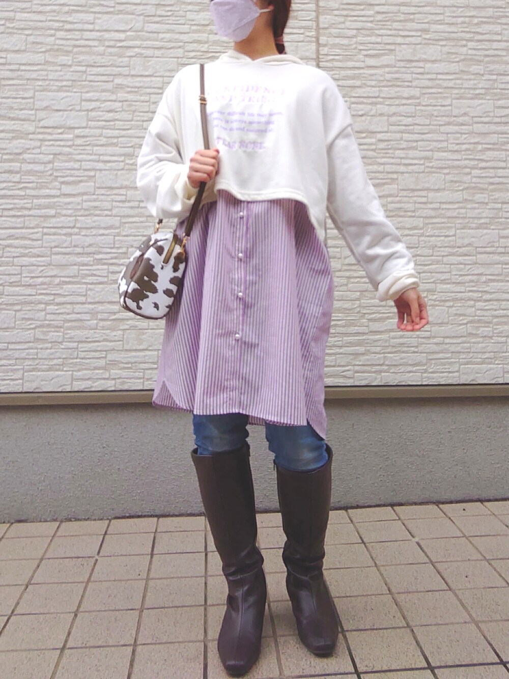 その他のボストンバッグ、パープル系のシャツ/ブラウス、ブルー系のデニムパンツを着用したレディースの春コーディネートの4枚目の写真