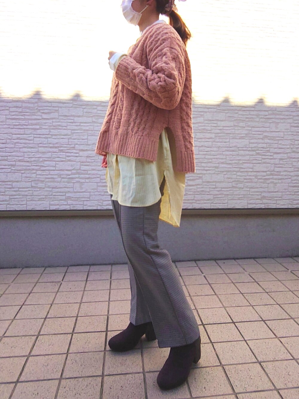 オレンジ系のニット/セーター、その他のパンツ、ブラウン系のブーツを着用したレディースの冬コーディネートの2枚目の写真