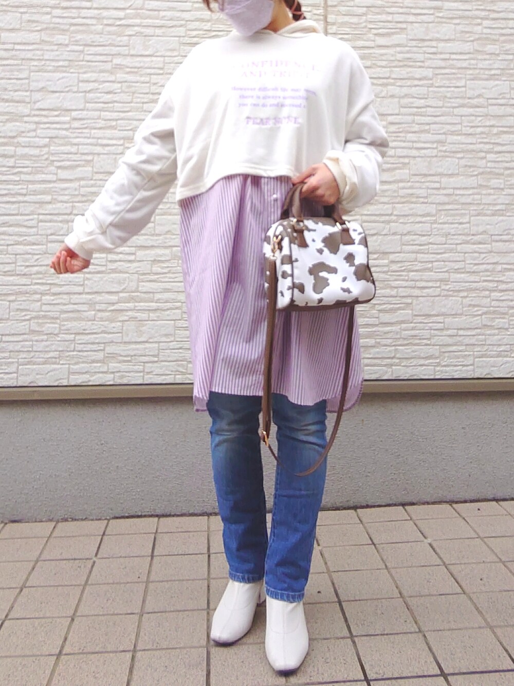 その他のボストンバッグ、パープル系のシャツ/ブラウス、ブルー系のデニムパンツを着用したレディースの春コーディネートの2枚目の写真