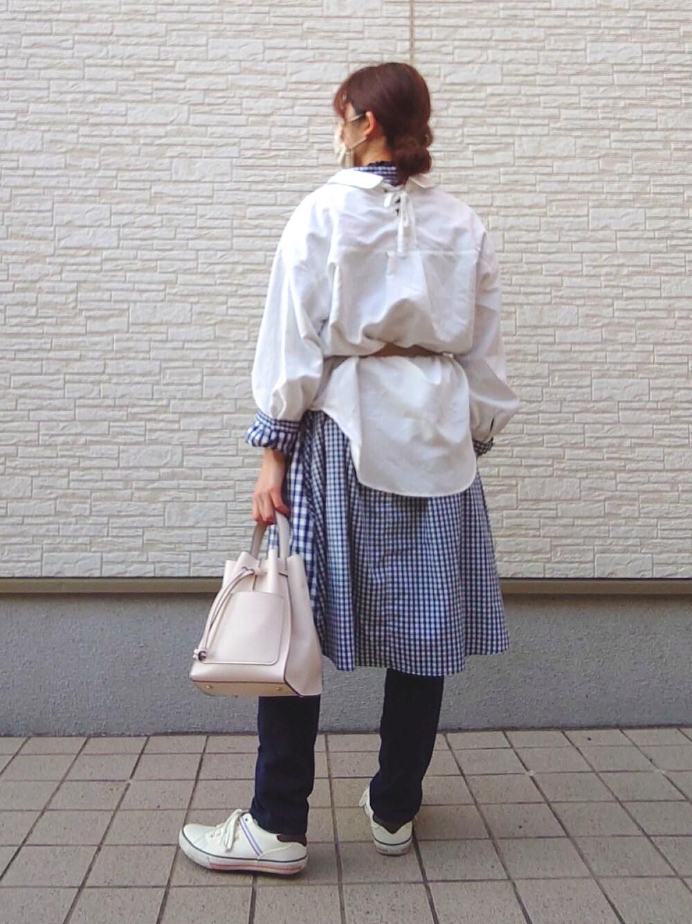 ブルー系のシャツ/ブラウス、ホワイト系のシャツ/ブラウス、ホワイト系のバッグを着用したレディースの冬コーディネートの3枚目の写真