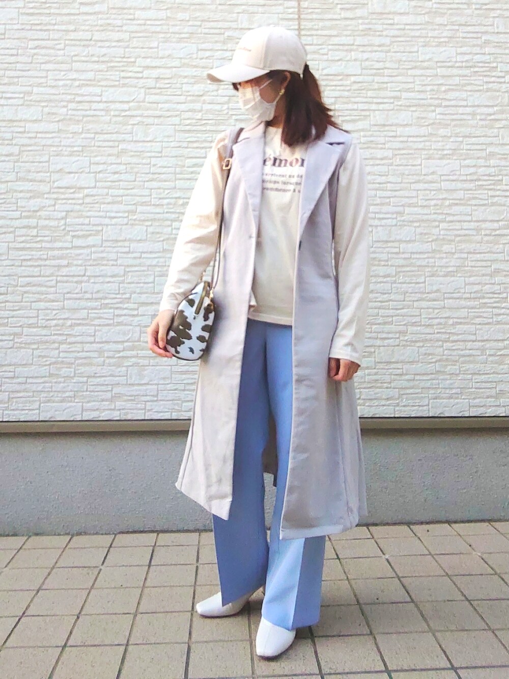 その他のボストンバッグ、グレー系のベスト、ブルー系のその他パンツを着用したレディースの冬コーディネートの1枚目の写真