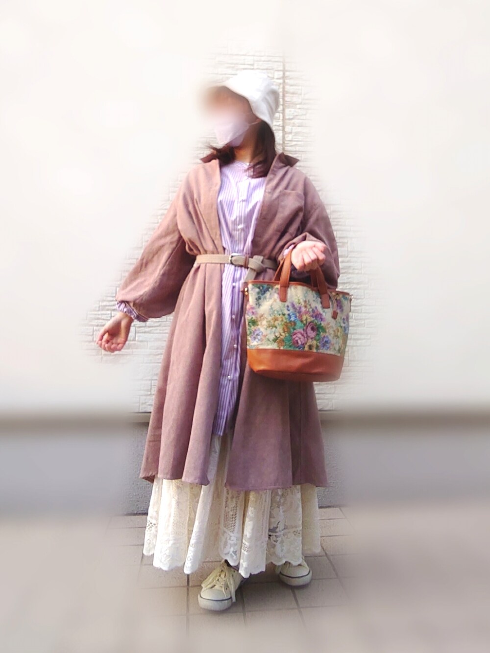 ベージュ系のシャツワンピース、パープル系のシャツ/ブラウス、ブラウン系のバッグを着用したレディースの春コーディネートの2枚目の写真