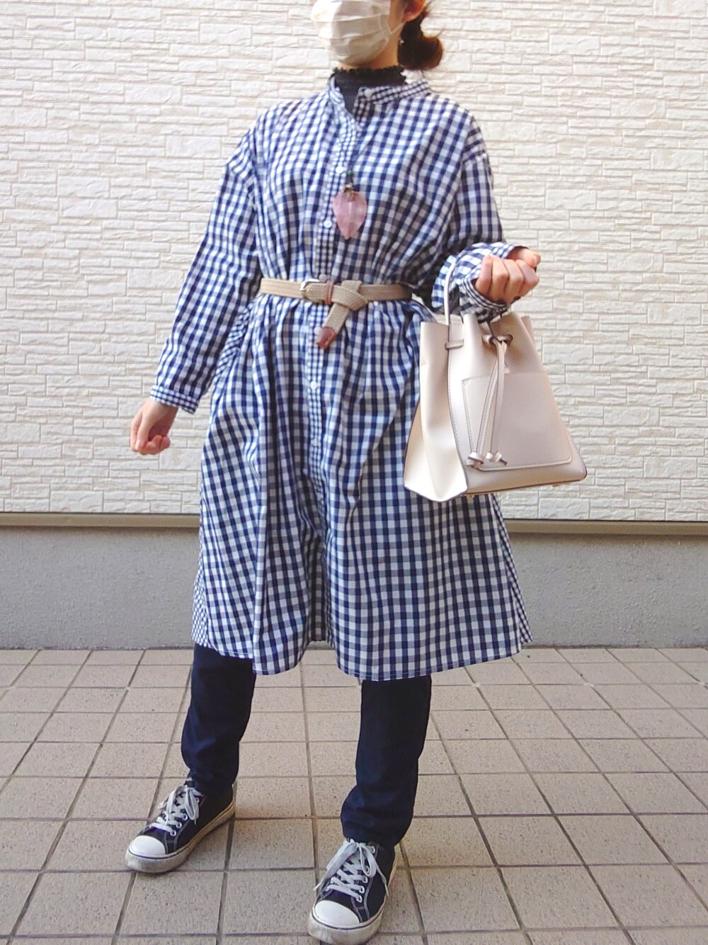 ホワイト系のバッグ、ブルー系のシャツ/ブラウス、ブルー系のパンツを着用したレディースの冬コーディネートの3枚目の写真