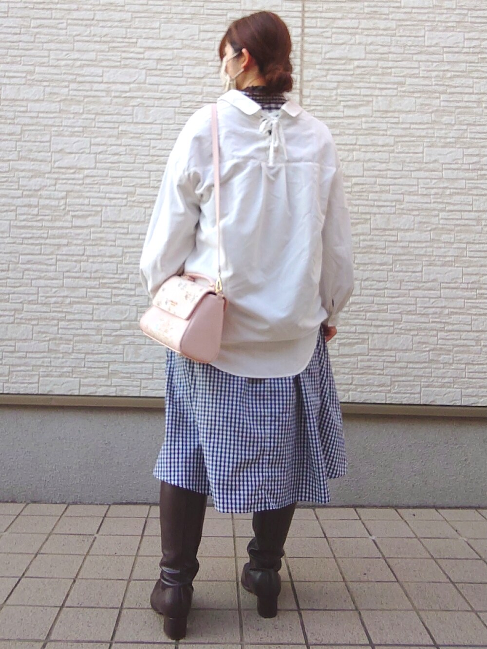 ブルー系のシャツ/ブラウス、ホワイト系のシャツ/ブラウス、ホワイト系のバッグを着用したレディースの冬コーディネートの2枚目の写真