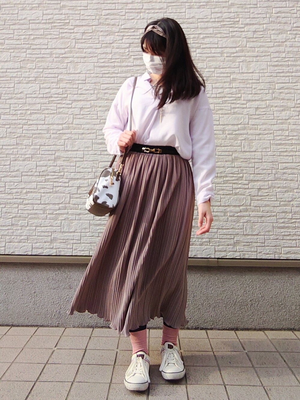 「きれいめカジュアル、春カラー、休日スタイル、シンプル、低身長女子、スニーカーコーデ、白スニーカー、シャツスタイル、プリーツスカート、カラーソックス、スカーフ、ボストンバッグ、カウ柄、淡色コーデ」｜「GLOBAL WORKのプリーツスカート　モカ（スカート、ブラウン系）」を使った、ぷちぃく✼さん（レディース・152cm）の春コーディネートの1枚目の写真