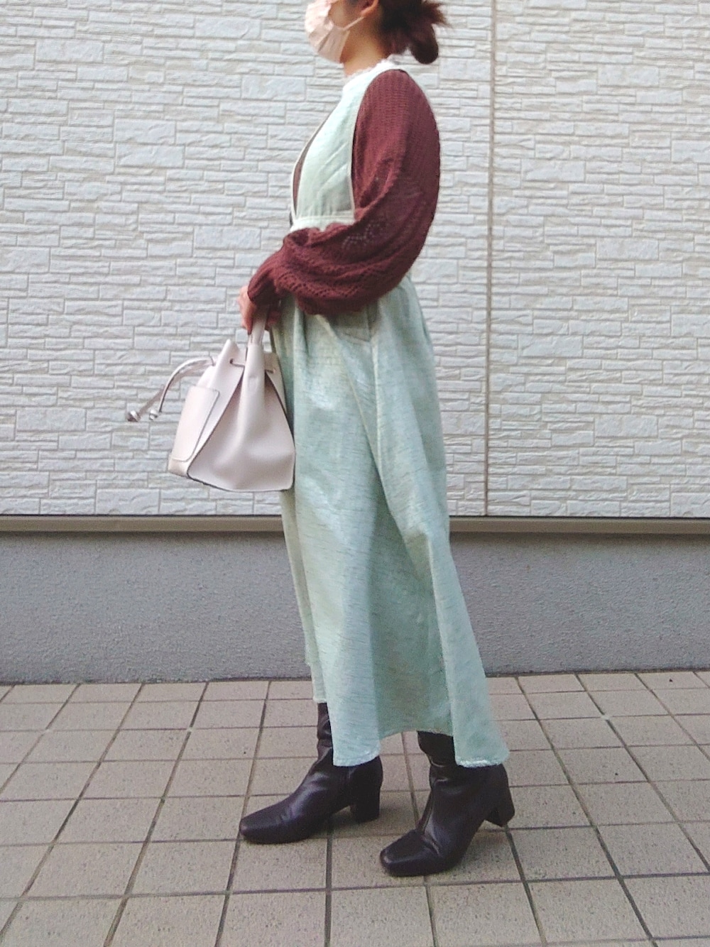 ホワイト系のバッグ、ブラウン系のカーディガン/ボレロ、ホワイト系のTシャツ/カットソーを着用したレディースの春コーディネートの2枚目の写真