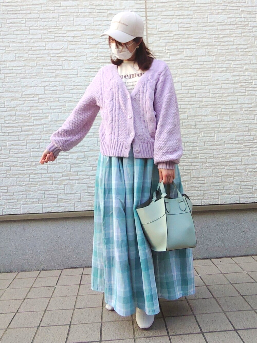 グリーン系のバッグ、パープル系のニット/セーター、ベージュ系のTシャツ/カットソーを着用したレディースの冬コーディネートの2枚目の写真