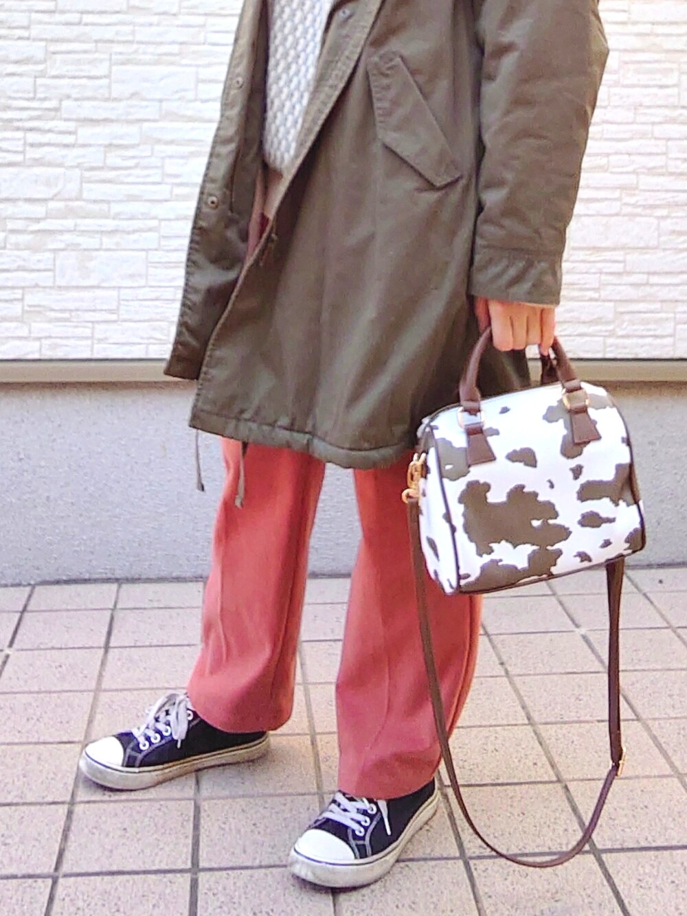 グリーン系のモッズコート、グリーン系のニット/セーター、その他のボストンバッグを着用したレディースの冬コーディネートの2枚目の写真