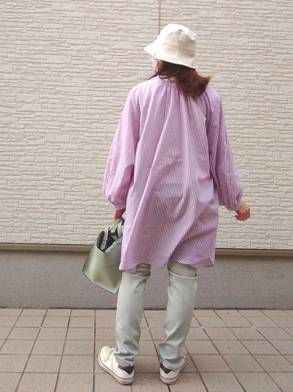 ホワイト系のTシャツ/カットソー、パープル系のシャツ/ブラウス、グリーン系のパンツを着用したレディースの春コーディネートの2枚目の写真