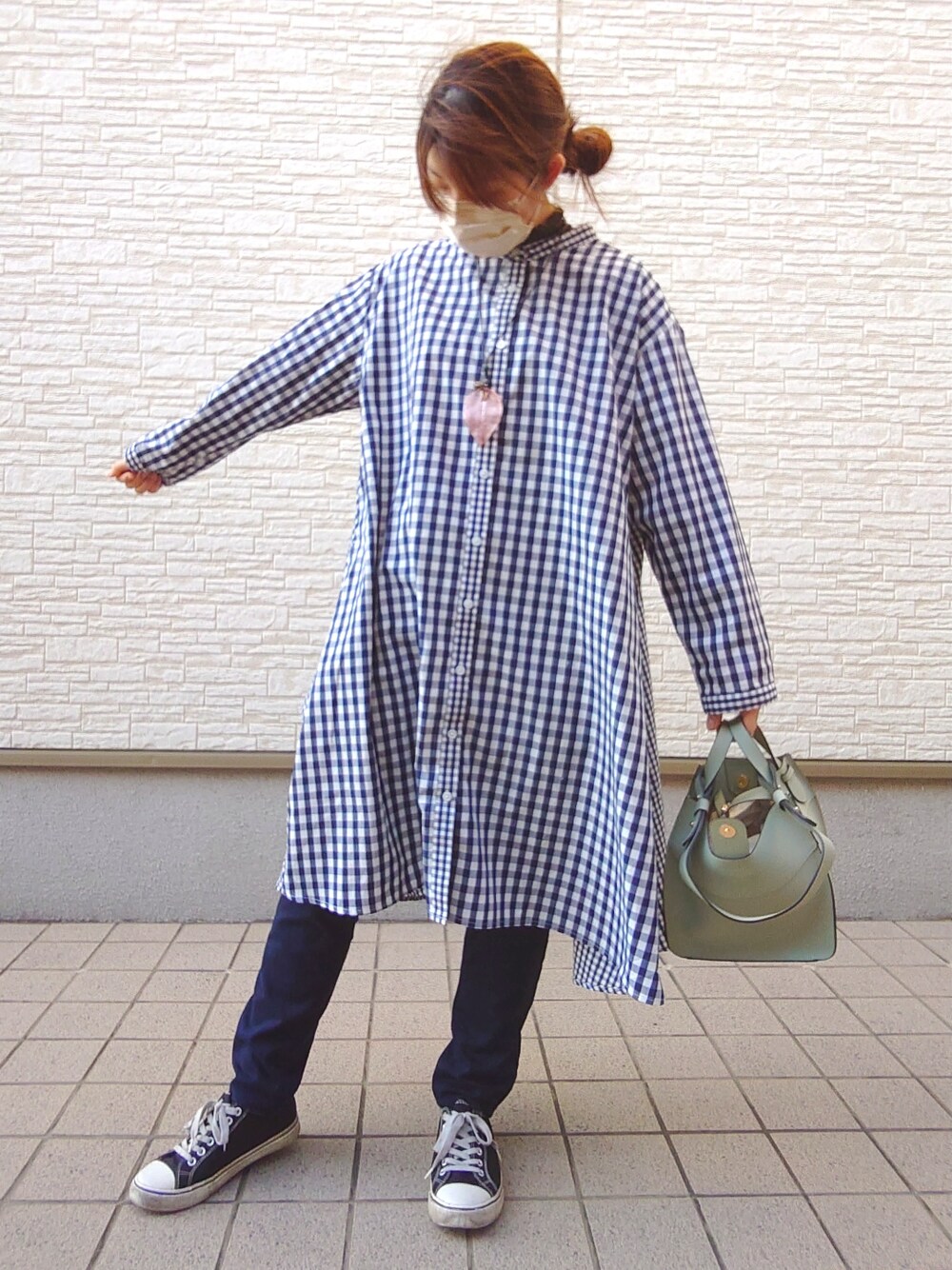 ホワイト系のバッグ、ブルー系のシャツ/ブラウス、ブルー系のパンツを着用したレディースの冬コーディネートの2枚目の写真