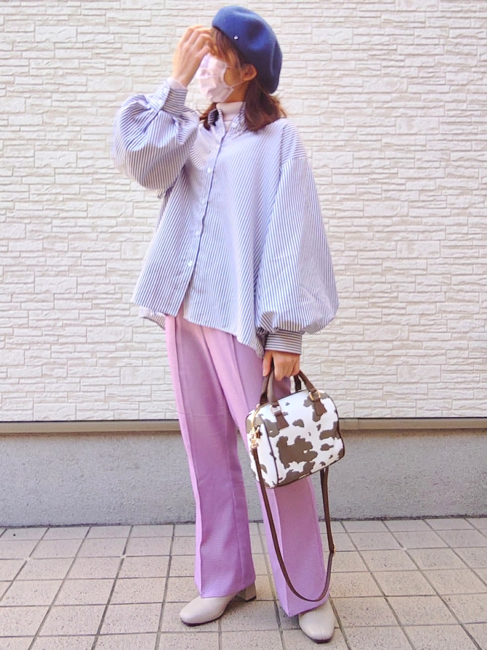ホワイト系のニット/セーター、ブルー系のシャツ/ブラウス、ピンク系のパンツを着用したレディースの冬コーディネートの1枚目の写真