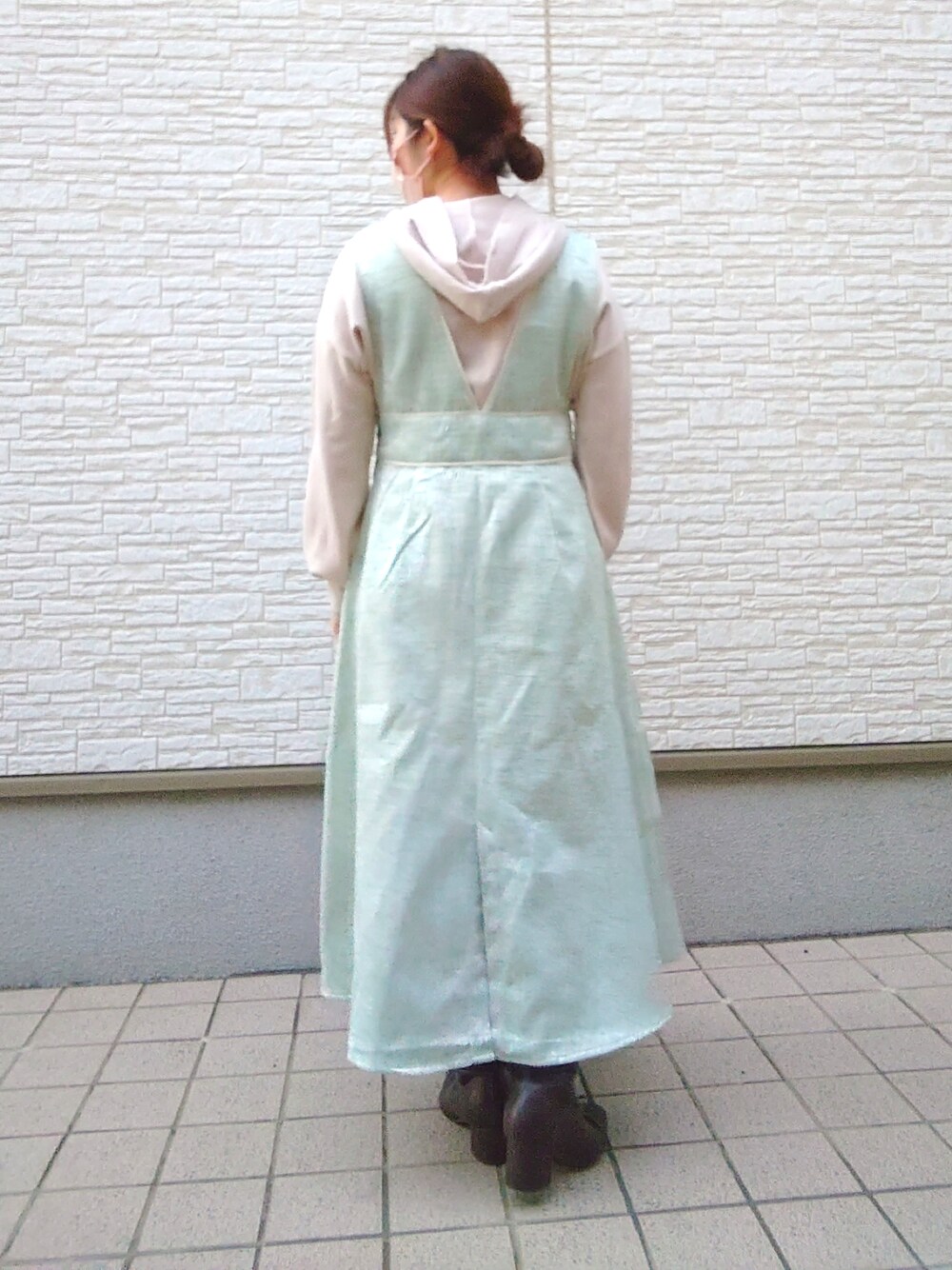 ベージュ系のパーカー、ブルー系のワンピース/ドレス、ブラウン系のブーツを着用したレディースの春コーディネートの2枚目の写真