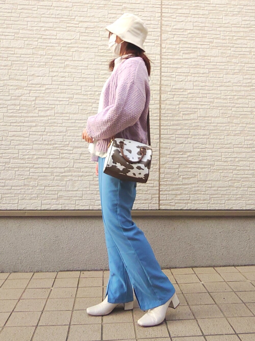 ホワイト系のシャツ/ブラウス、パープル系のニット/セーター、その他のボストンバッグを着用したレディースの春コーディネートの2枚目の写真