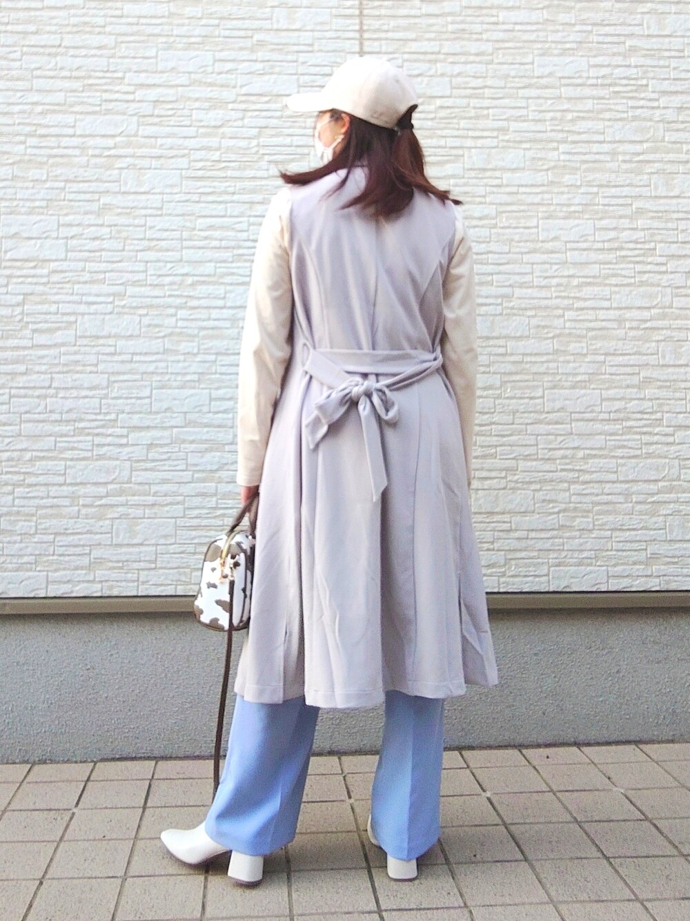 その他のボストンバッグ、グレー系のベスト、ブルー系のその他パンツを着用したレディースの冬コーディネートの3枚目の写真