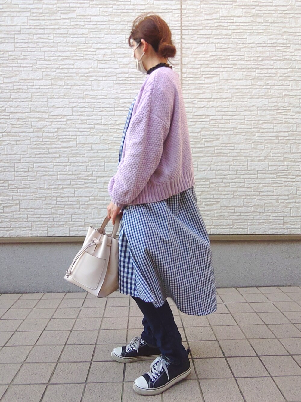 ホワイト系のバッグ、ブルー系のシャツ/ブラウス、パープル系のニット/セーターを着用したレディースの冬コーディネートの2枚目の写真