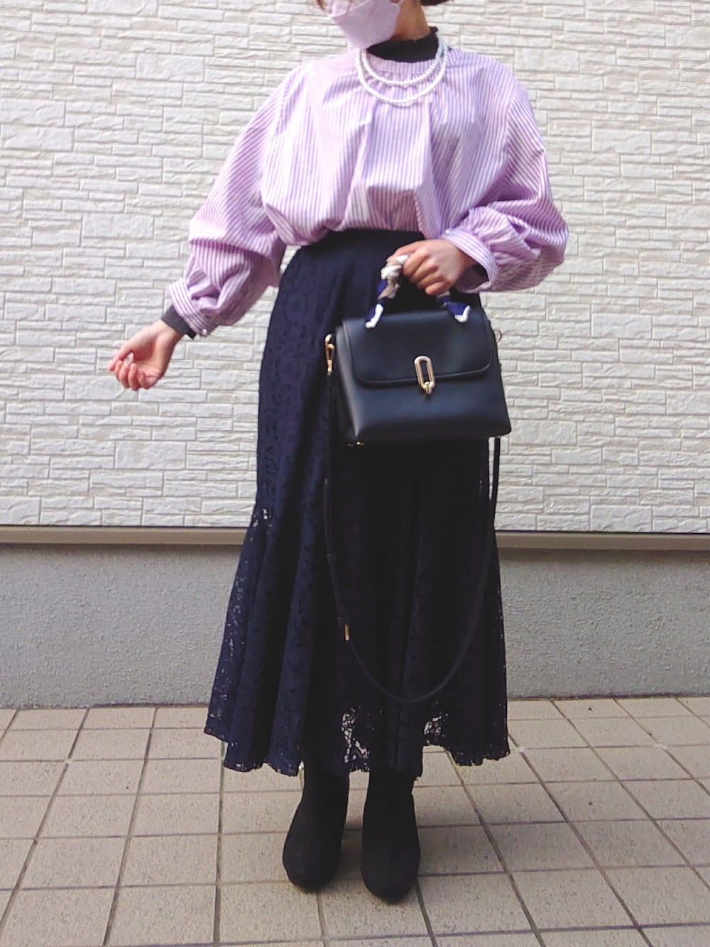 ブルー系のスカート、パープル系のシャツ/ブラウス、グレー系のその他トップスを着用したレディースの春コーディネートの2枚目の写真