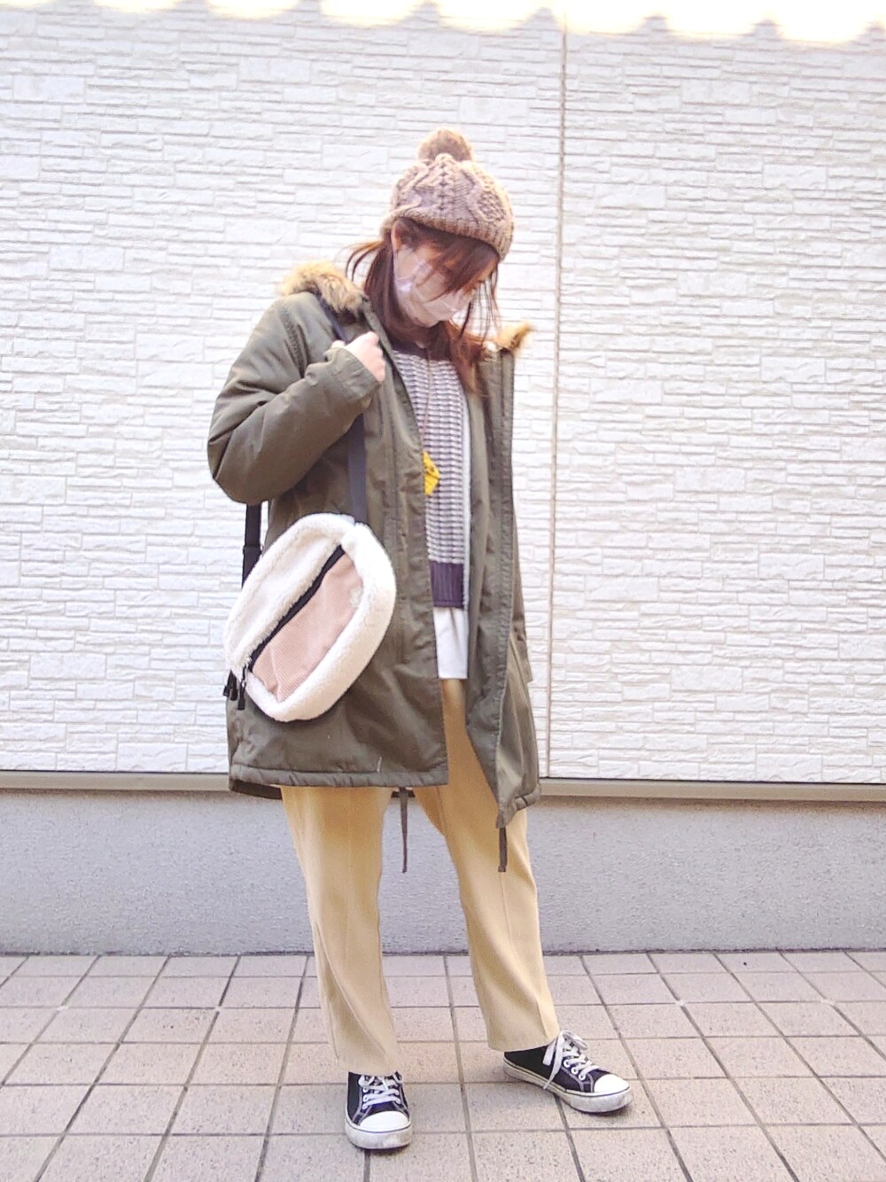 グリーン系のモッズコート、グレー系のニット/セーター、ホワイト系のシャツ/ブラウスを着用したレディースの冬コーディネートの2枚目の写真