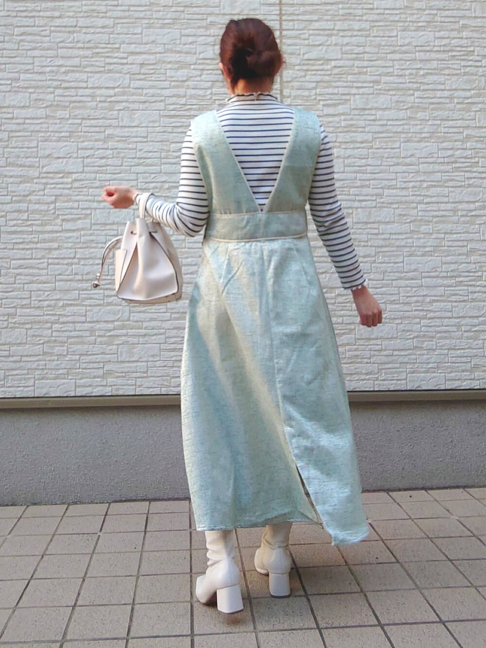 ホワイト系のバッグ、ブルー系のワンピース/ドレス、ブルー系のTシャツ/カットソーを着用したレディースの春コーディネートの3枚目の写真