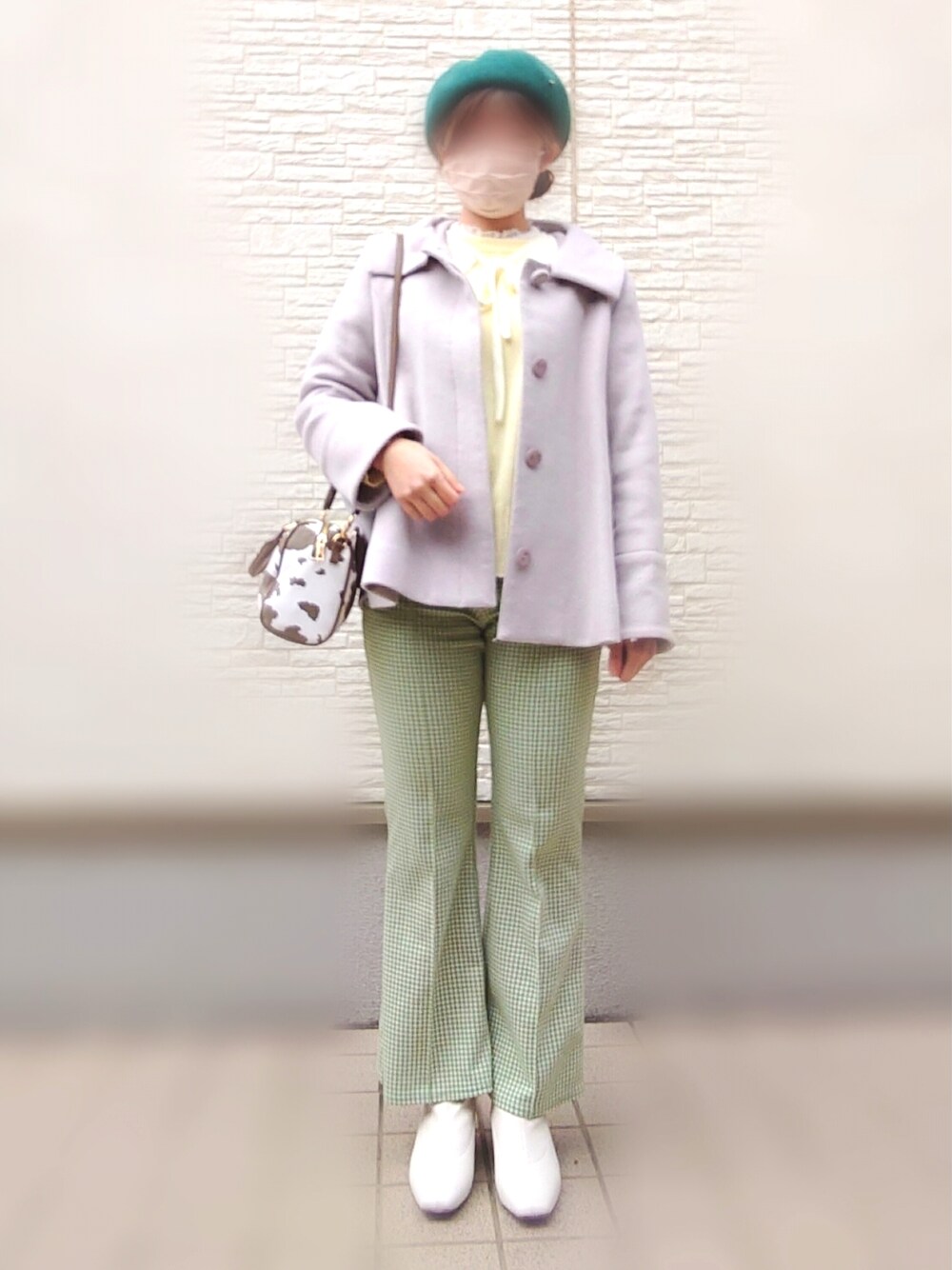 ホワイト系のニット/セーター、グリーン系のパンツ、その他のボストンバッグを着用したレディースの冬コーディネートの2枚目の写真