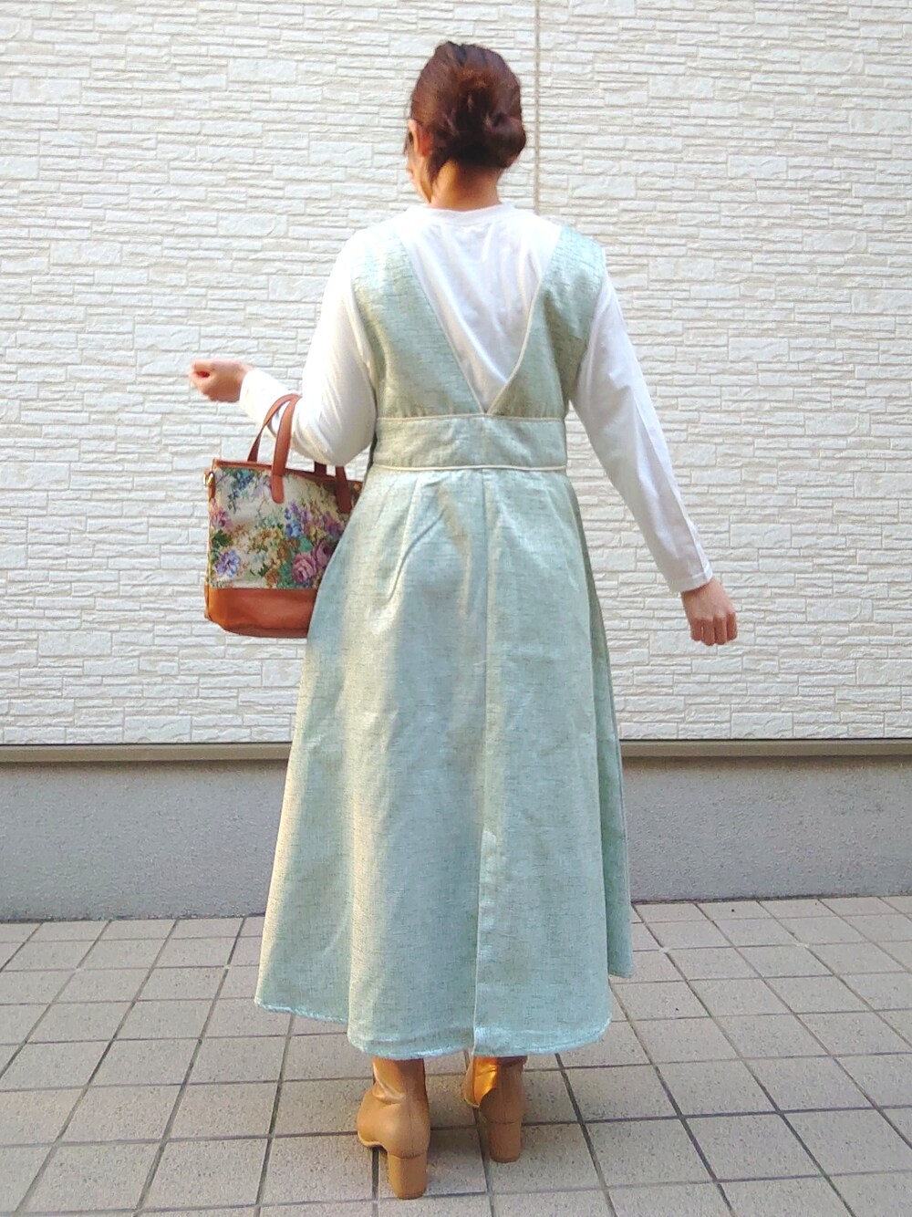 ブラウン系のバッグ、ホワイト系のTシャツ/カットソー、ブルー系のワンピース/ドレスを着用したレディースの春コーディネートの2枚目の写真