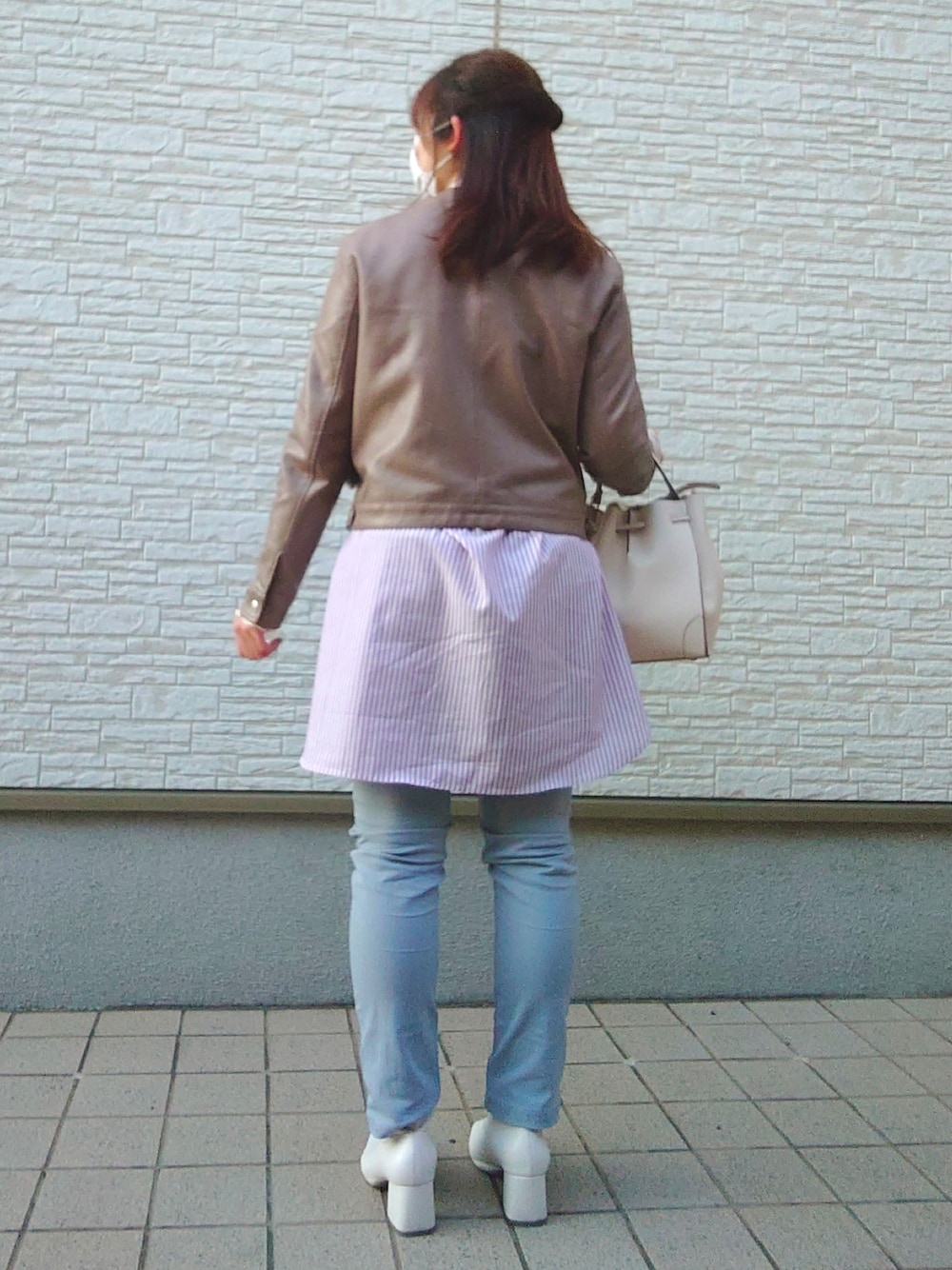 ホワイト系のバッグ、パープル系のシャツ/ブラウス、ホワイト系のベストを着用したレディースの春コーディネートの2枚目の写真