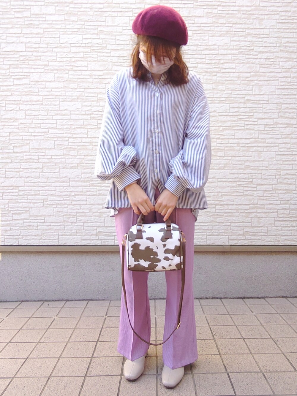 ホワイト系のニット/セーター、ブルー系のシャツ/ブラウス、ピンク系のパンツを着用したレディースの冬コーディネートの2枚目の写真