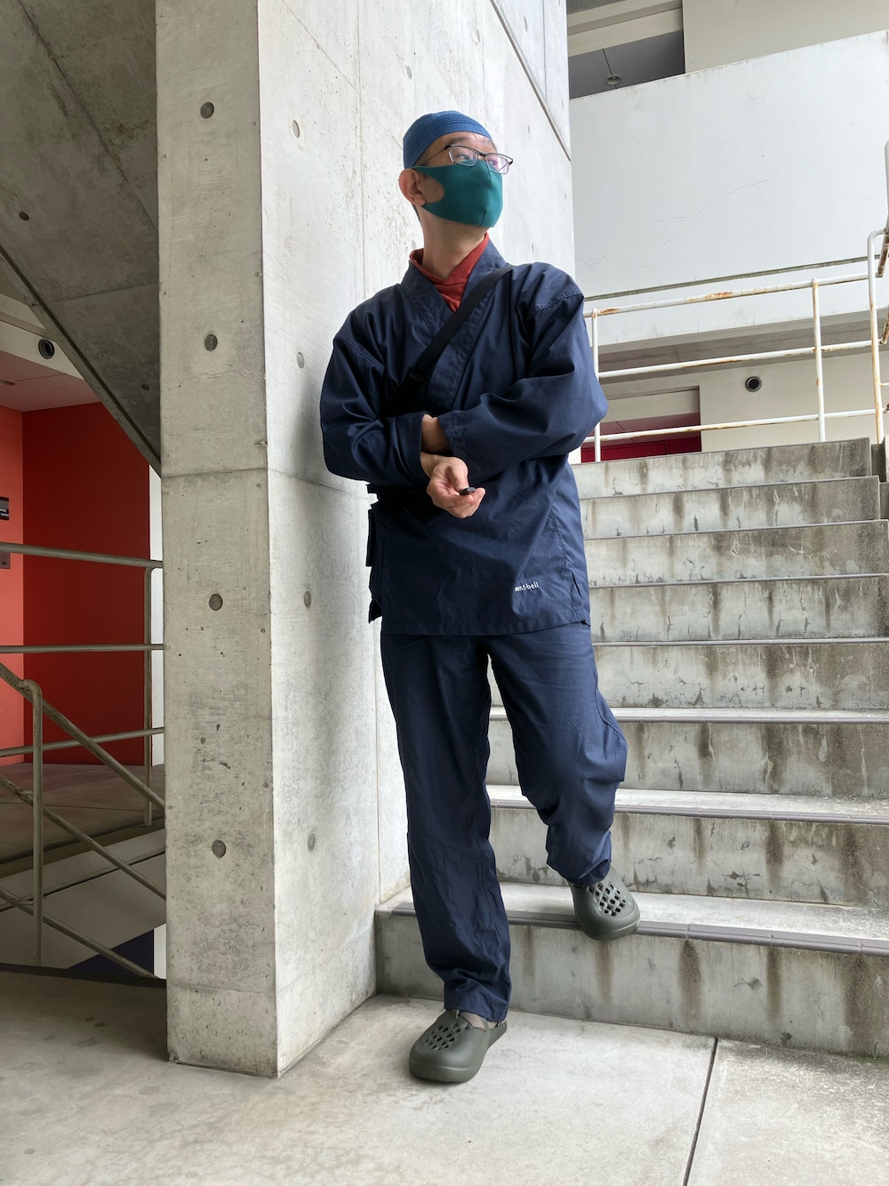 ブルー系のその他アウター、ブルー系のその他パンツ、グリーン系のその他シューズを着用したメンズの春コーディネートの1枚目の写真