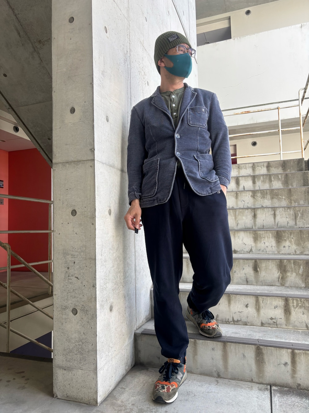 グリーン系のTシャツ/カットソー、ブルー系のテーラードジャケット、ブルー系のスウェットパンツを着用したメンズの春コーディネートの1枚目の写真