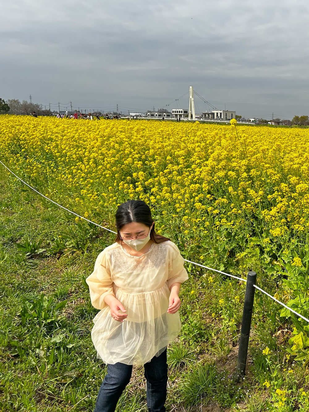 「147cm、オトナカジュアル、お出かけコーデ、デニム、大人かわいい、春色、プチプラコーデ、パンツスタイル、おしゃれさんと繋がりたい、低身長女子、イエベ春、春のNewスタイル、大人女子、ベージュコーデ、チュール」｜「hinariの2WAYチュールシアーブラウス（シャツ/ブラウス、ピンク系）」を使った、haruhiさん（レディース・147cm）の春コーディネートの1枚目の写真