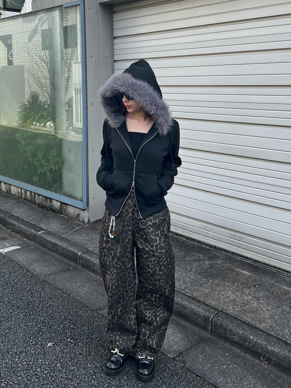 「冬コーデ、ファー、レオパード、クリスマスに着たい服、マイベストコーデ2024、休日スタイル、y2k、パーカー」｜「MEMECLEの【 MEMECLE / メメクル 】ファー フードダブルジップパーカー（パーカー、ブラック系）」を使った、MEMECLEさん（レディース・148cm）の冬コーディネートの1枚目の写真