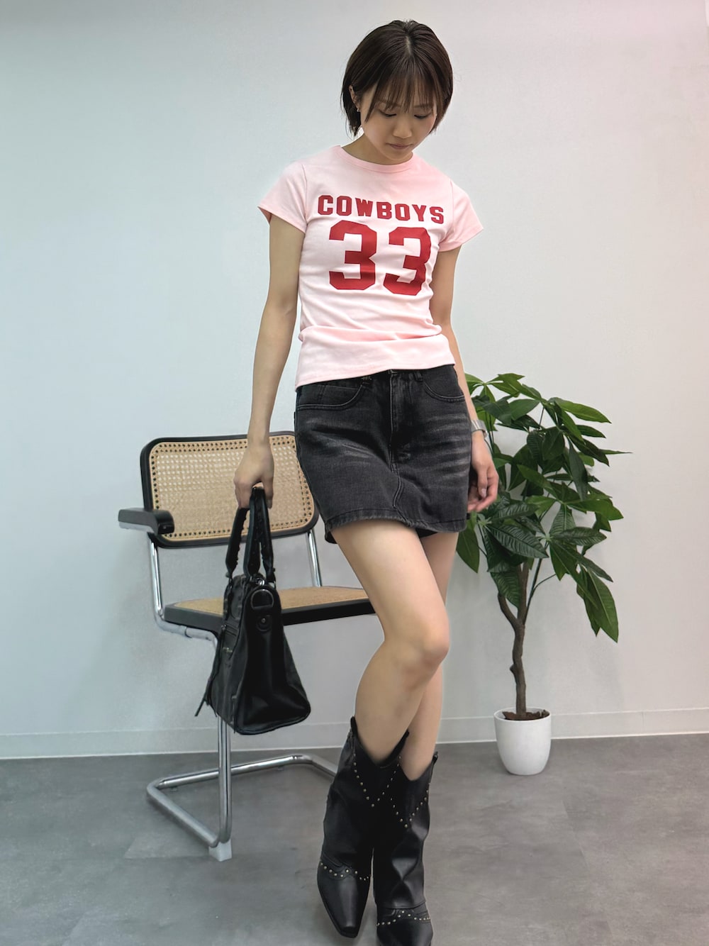 ピンク系のTシャツ/カットソー、ブラック系のデニムパンツ、ブラック系のショルダーバッグを着用したレディースの夏コーディネートの1枚目の写真