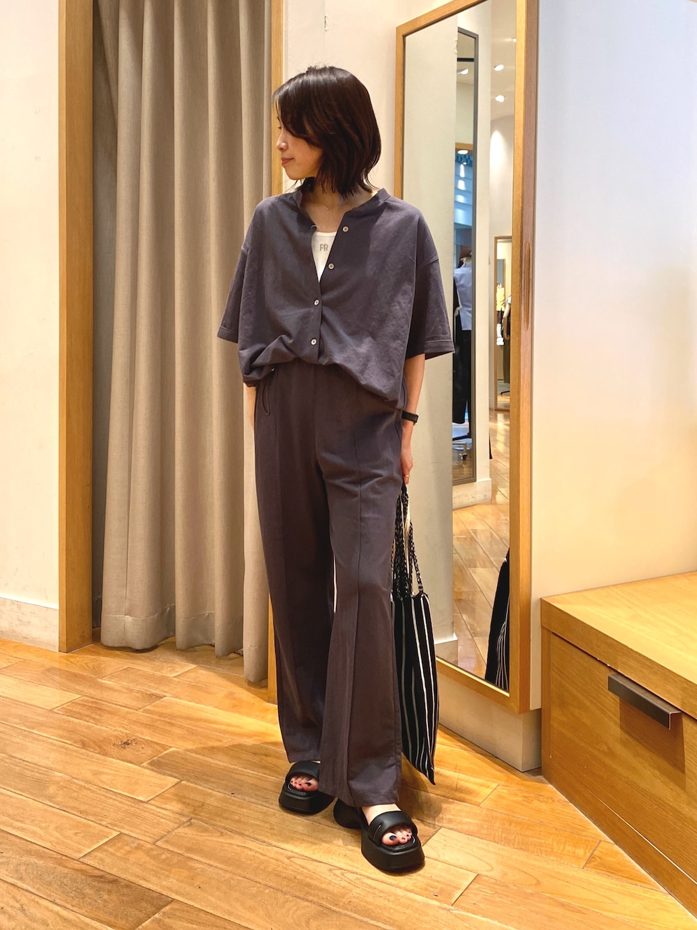 グレー系のその他パンツ、ホワイト系のトートバッグ、グレー系のシャツ/ブラウスを着用したレディースの夏コーディネートの1枚目の写真