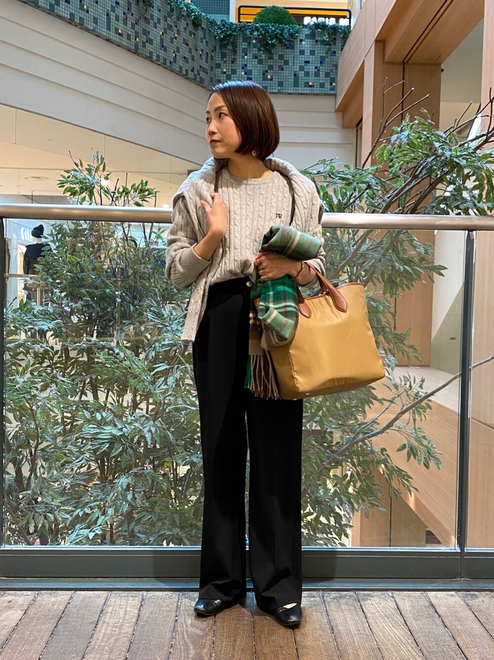 グレー系のニット/セーター、グレー系のニット/セーター、イエロー系のショルダーバッグを着用したレディースの秋コーディネートの1枚目の写真