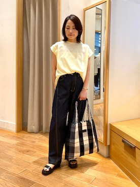 「fredy emue（フレディエミュ）のライトオンス切替ワイドデニムパンツ（デニムパンツ、ブルー系）」を使った、森まどかさん（レディース・153cm）の夏コーディネート