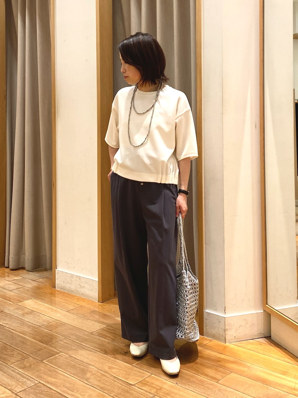ホワイト系のTシャツ/カットソー、シルバー系のトートバッグ、グレー系のその他パンツを着用したレディースの春コーディネートの1枚目の写真
