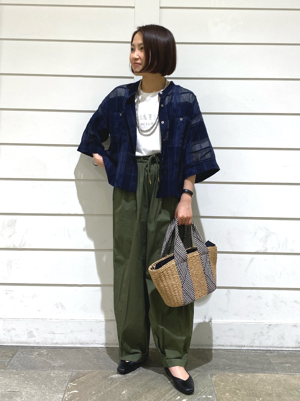 ブルー系のシャツ/ブラウス、グリーン系のその他パンツ、ベージュ系のかごバッグを着用したレディースの夏コーディネートの1枚目の写真