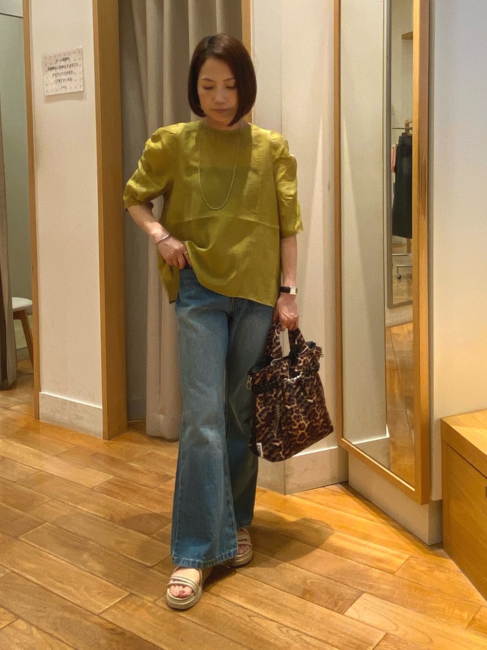 ブルー系のデニムパンツ、イエロー系のシャツ/ブラウスを着用したレディースの夏コーディネートの1枚目の写真