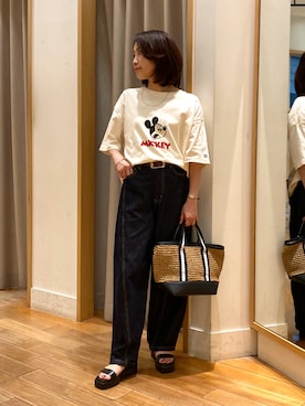 「fredy emue（フレディエミュ）のライトオンス切替ワイドデニムパンツ（デニムパンツ、ブルー系）」を使った、森まどかさん（レディース・153cm）の夏コーディネート