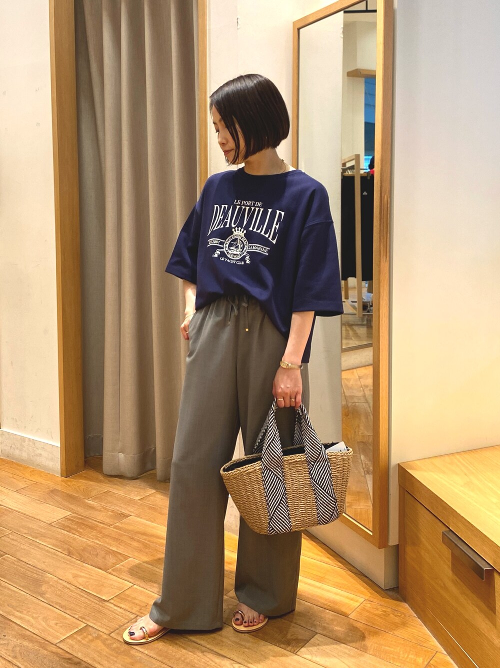ブルー系のTシャツ/カットソー、ベージュ系のかごバッグ、グレー系のその他パンツを着用したレディースの春コーディネートの1枚目の写真