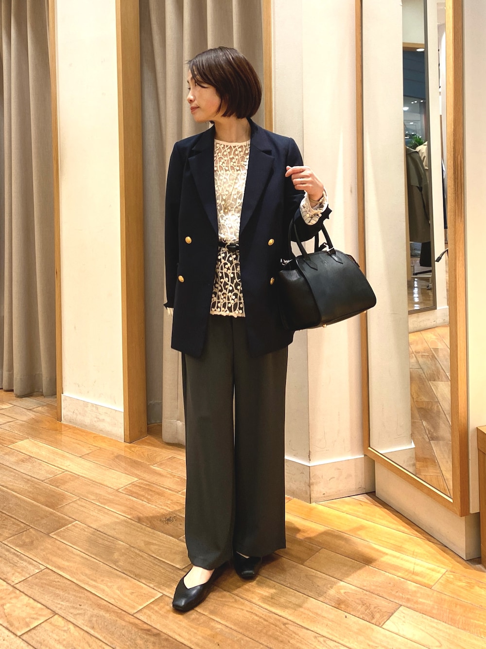 グレー系のその他パンツ、ブラック系のショルダーバッグ、ホワイト系のシャツ/ブラウスを着用したレディースの春コーディネートの1枚目の写真