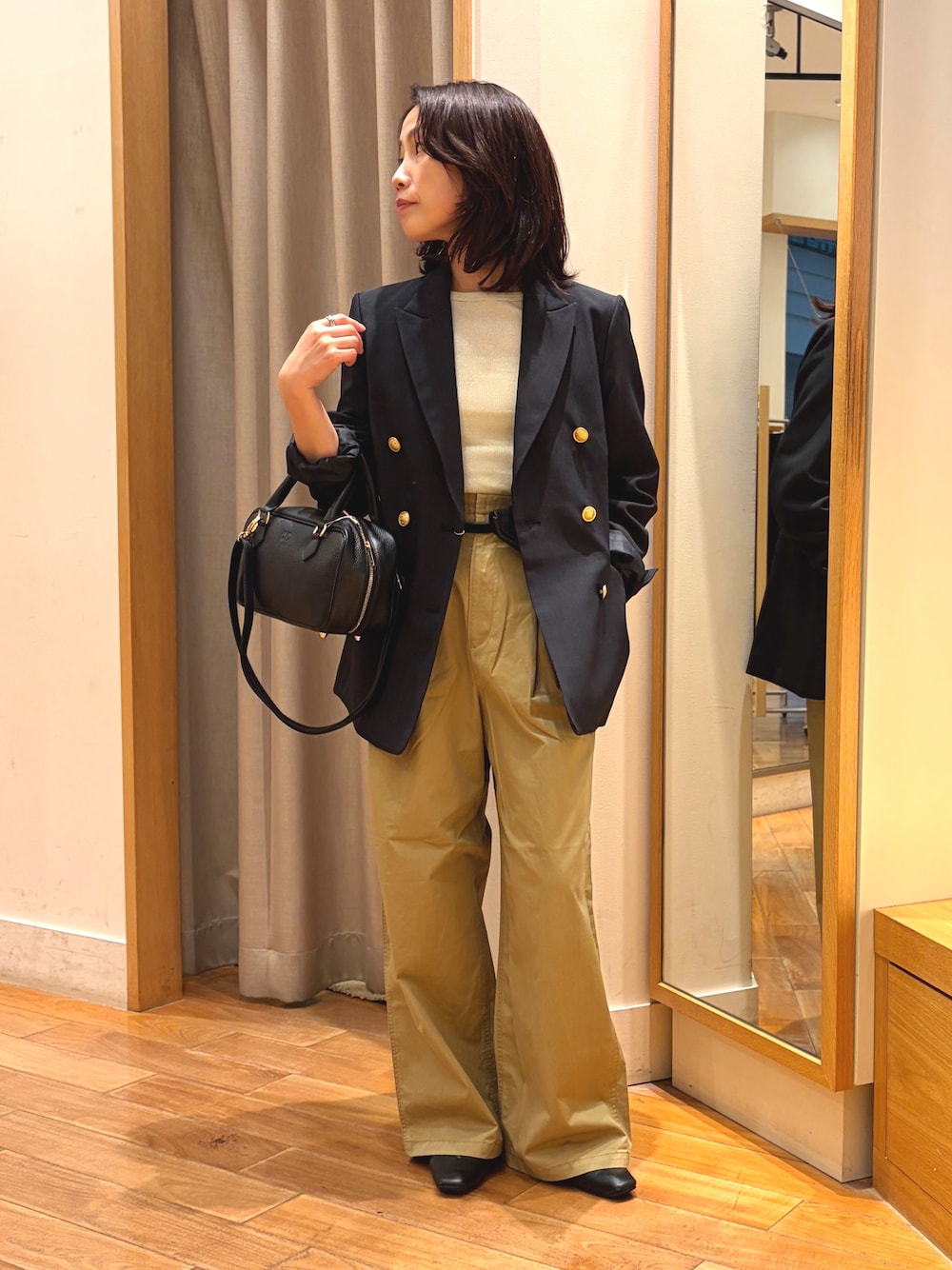 ベージュ系のその他パンツ、ブルー系のテーラードジャケット、ホワイト系のTシャツ/カットソーを着用したレディースの秋コーディネートの1枚目の写真
