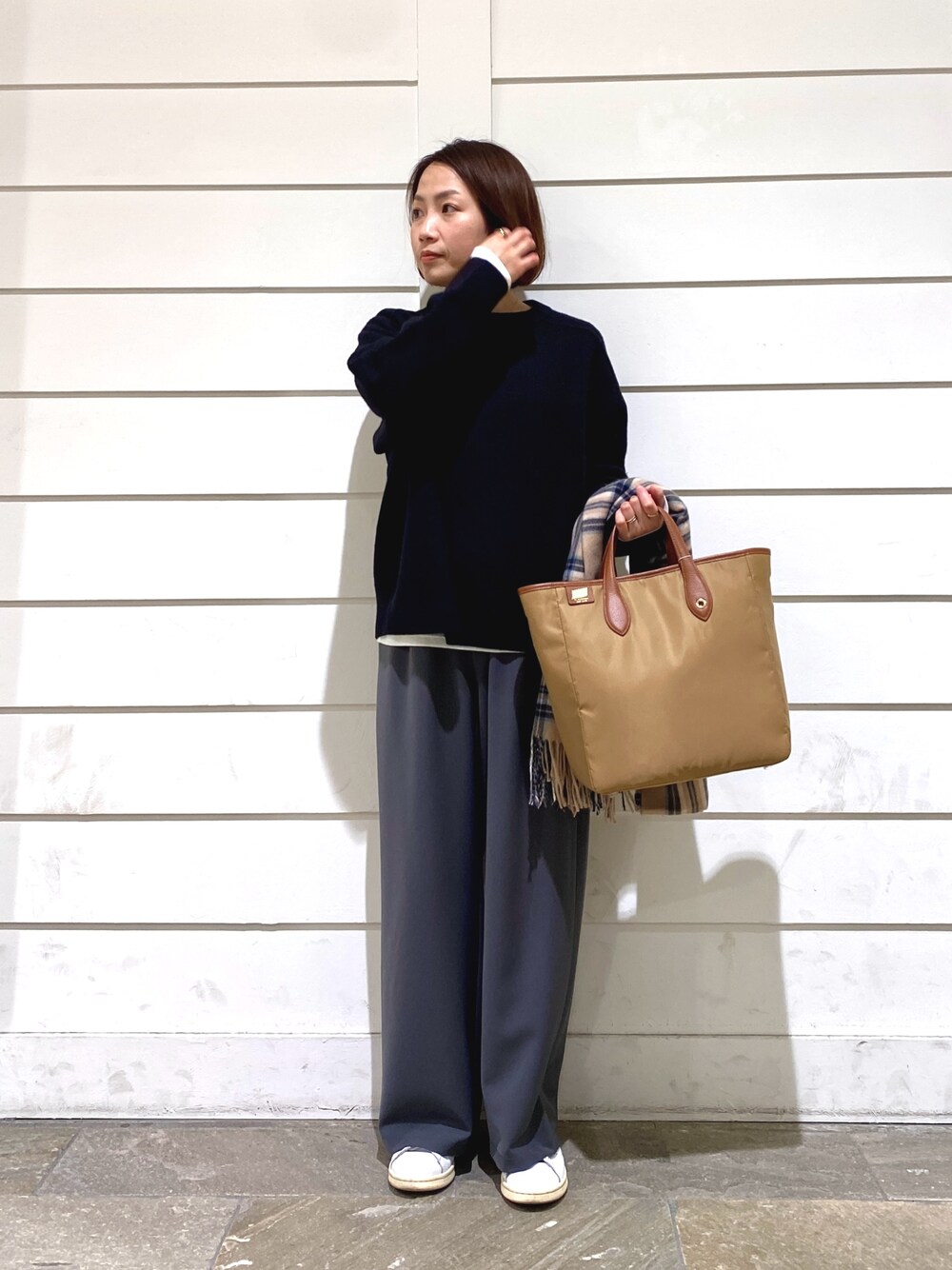 ブラック系のニット/セーター、イエロー系のショルダーバッグ、グレー系のその他パンツを着用したレディースの冬コーディネートの1枚目の写真