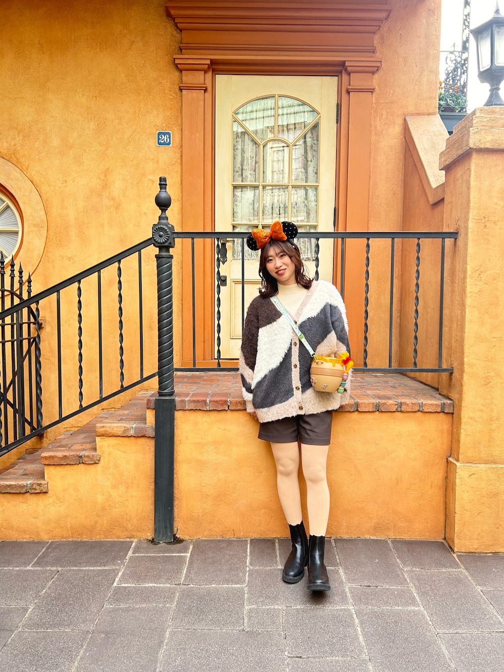 「ディズニーコーデ、ディズニーランド」｜「LOWRYS FARMのウールライクショートパンツ 133391（その他パンツ、グレー系）」を使った、oraaange0405さん（骨格ストレート・レディース・164cm）の春コーディネートの1枚目の写真