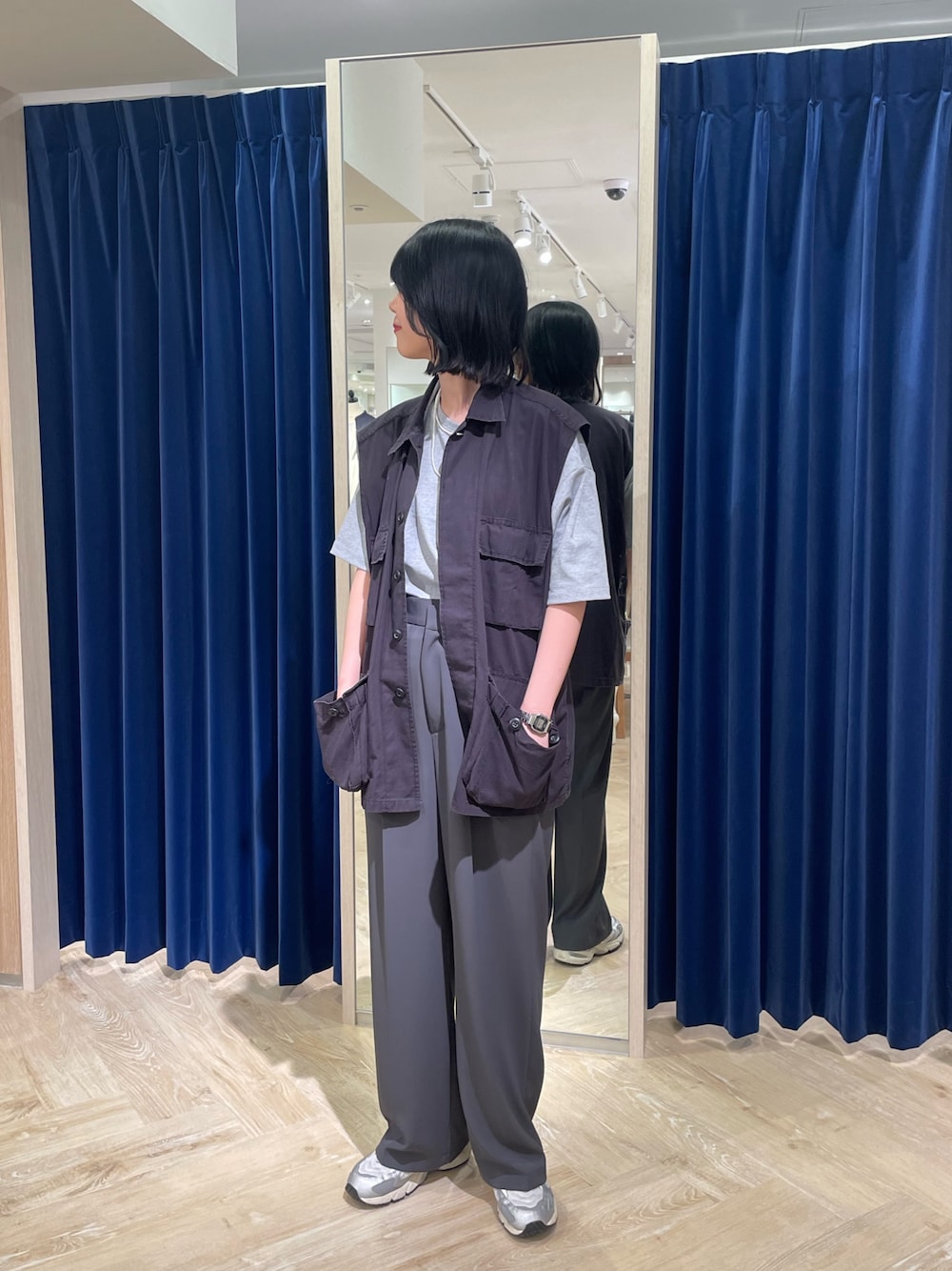 「春、春コーデ、春服、春服コーデ、カジュアル、カジュアルコーデ、カジュアルスタイル、ミリタリー、ミリタリーコーデ、ミリタリーベスト、ワントーン、ワントーンコーデ、スラックス、スラックスパンツ、スラックスコーデ」｜「fredy emueの【ROTHCO/ロスコ】BDU ベスト（ミリタリージャケット、ブラック系）」を使った、wataさん（骨格ウェーブ・レディース・164cm）の春コーディネートの1枚目の写真