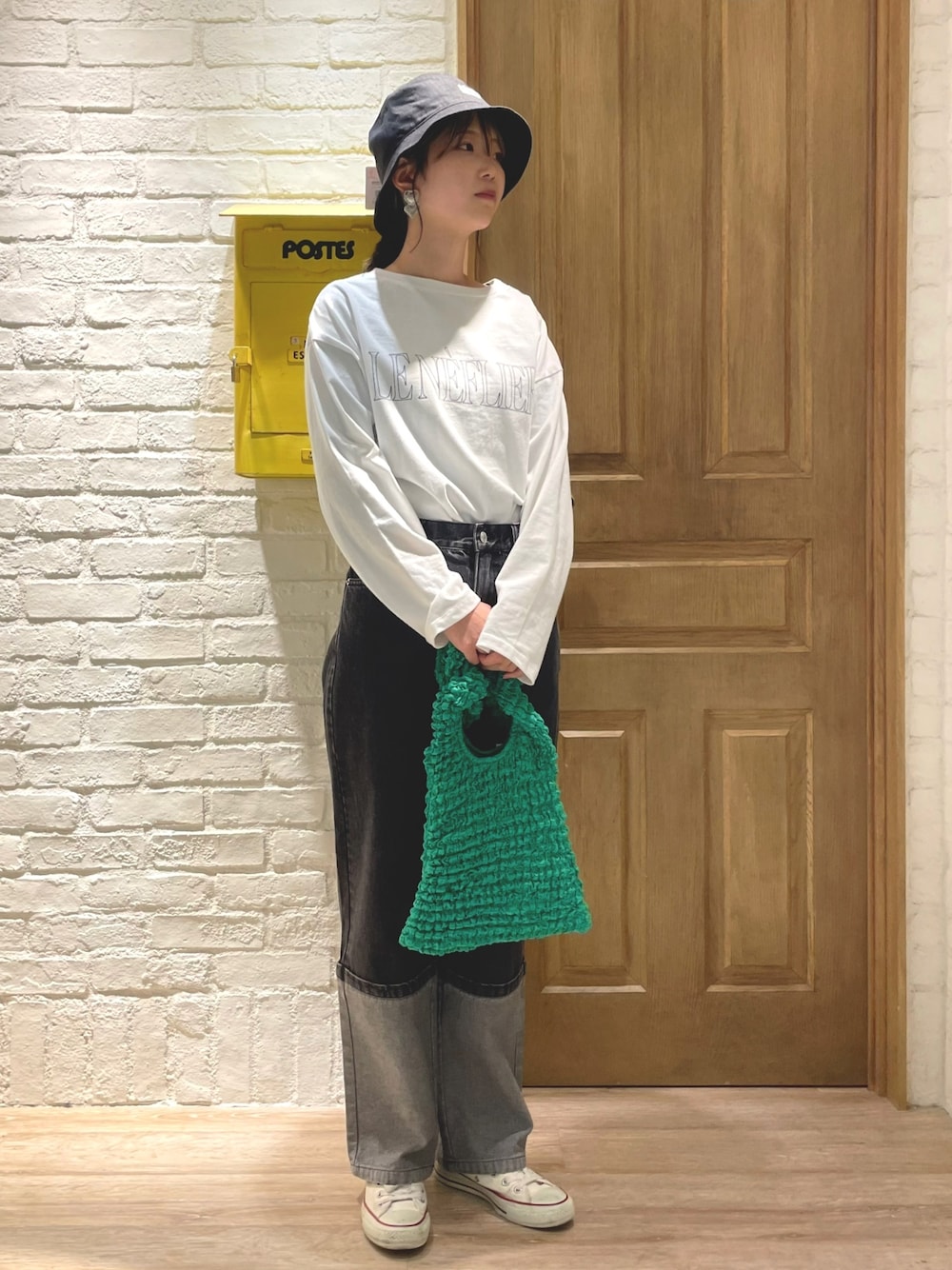「休日スタイル、デニムコーデ」｜「PUMAの【PUMA/プーマ】刺しゅうバケットハット（ハット、ブラック系）」を使った、wataさん（レディース・164cm）の春コーディネートの1枚目の写真